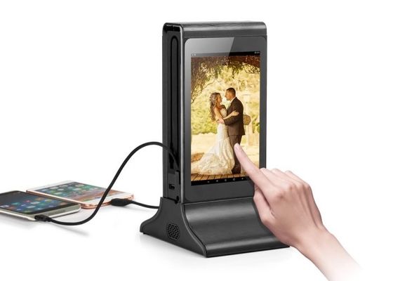 ブラックメタルフレーム マルチスクリーン デジタルサイネージ 携帯 新型デスクトップ 充電ステーション付き 小型広告プレーヤー