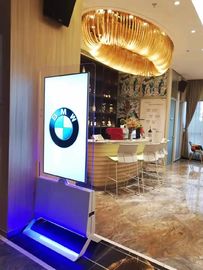 55"屋内QLED Floorstand極めて薄く移動可能なデジタルの表記ポスター モニターの人間の特徴をもつ二重側面Lcdスクリーンのキオスク