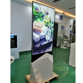 55"屋内QLED Floorstand極めて薄く移動可能なデジタルの表記ポスター モニターの人間の特徴をもつ二重側面Lcdスクリーンのキオスク